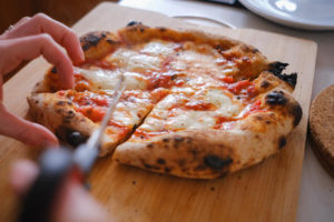 DIE DEFINITION EINER GESUNDEN ERNÄHRUNG? (Ist Pizza gesund?)
